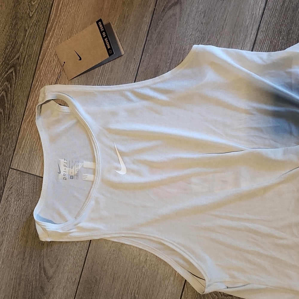 🌺 3 for 30 NWT Nike twist tank